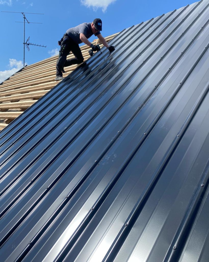 Monterar nytt tak med pannplåt för solceller av Areskougs Bygg