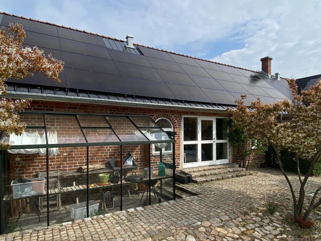 Nytt tak med pannplåt för solceller av Areskougs Bygg